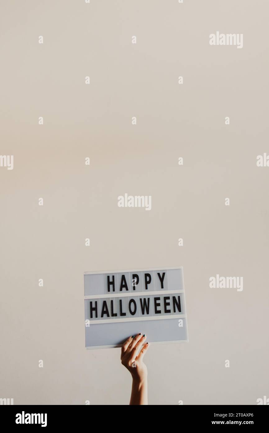 persona che tiene un cartello con su scritto happy halloween Foto Stock
