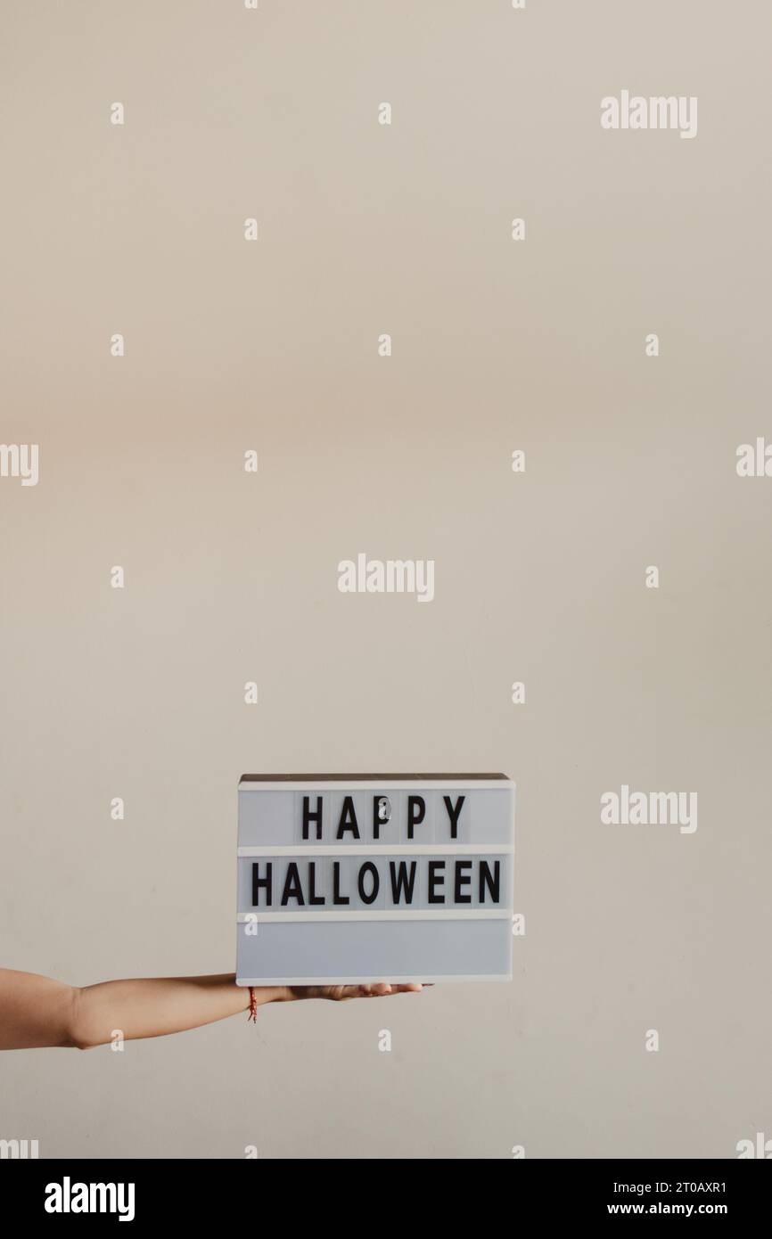 servire un cartello di felice halloween Foto Stock