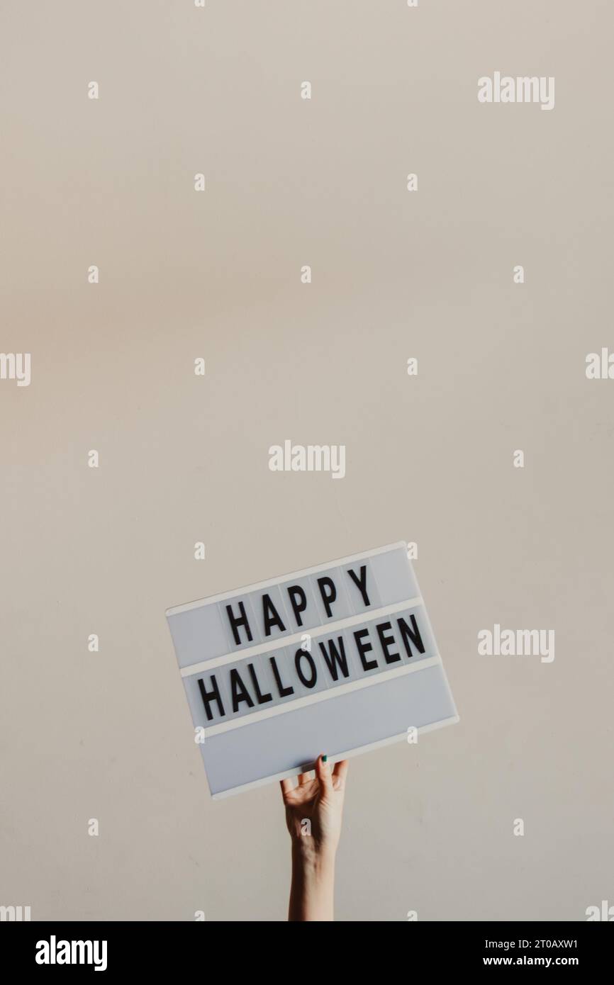 auguri per un felice halloween minimalista Foto Stock