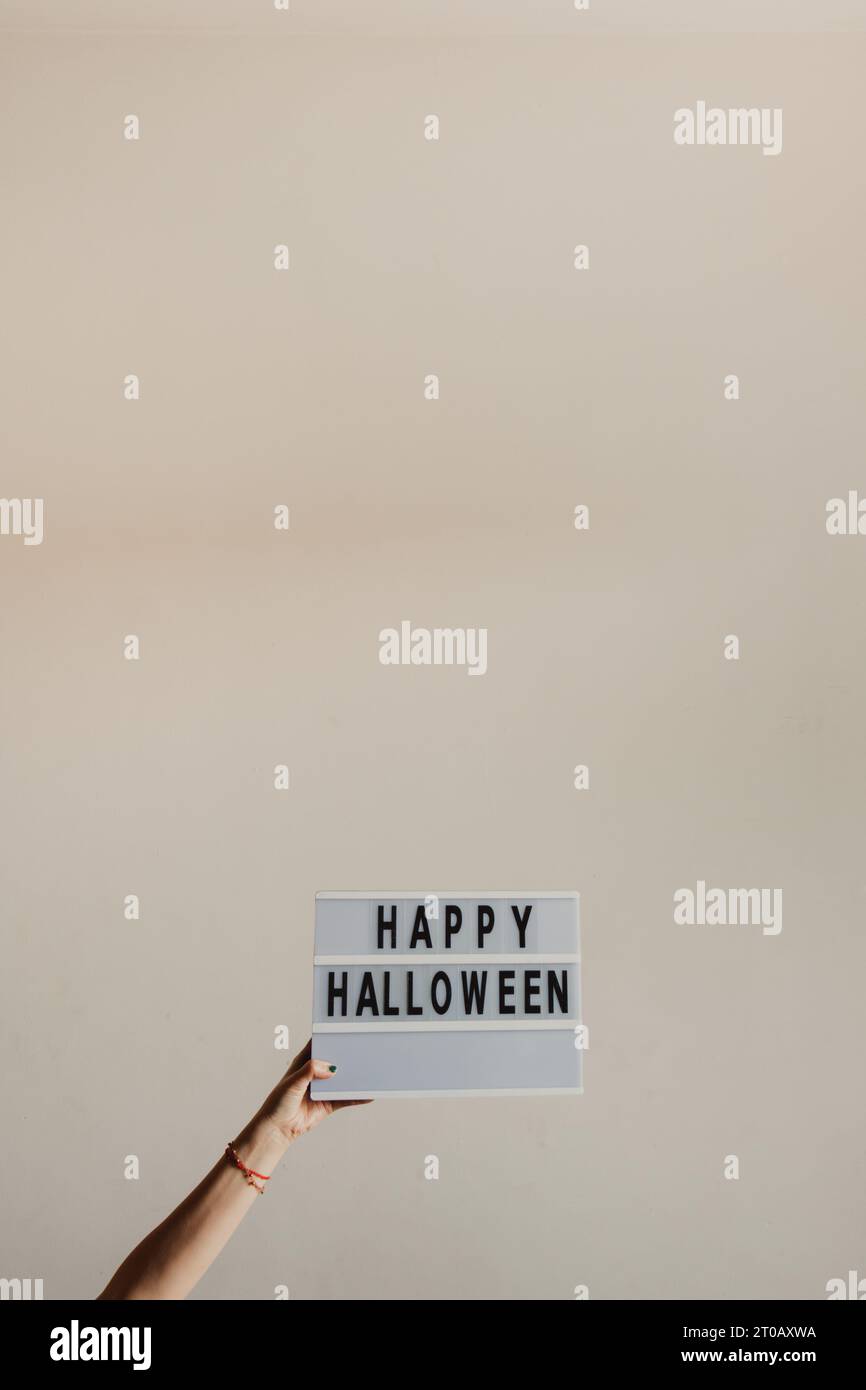 augurando un felice halloween minimalista Foto Stock