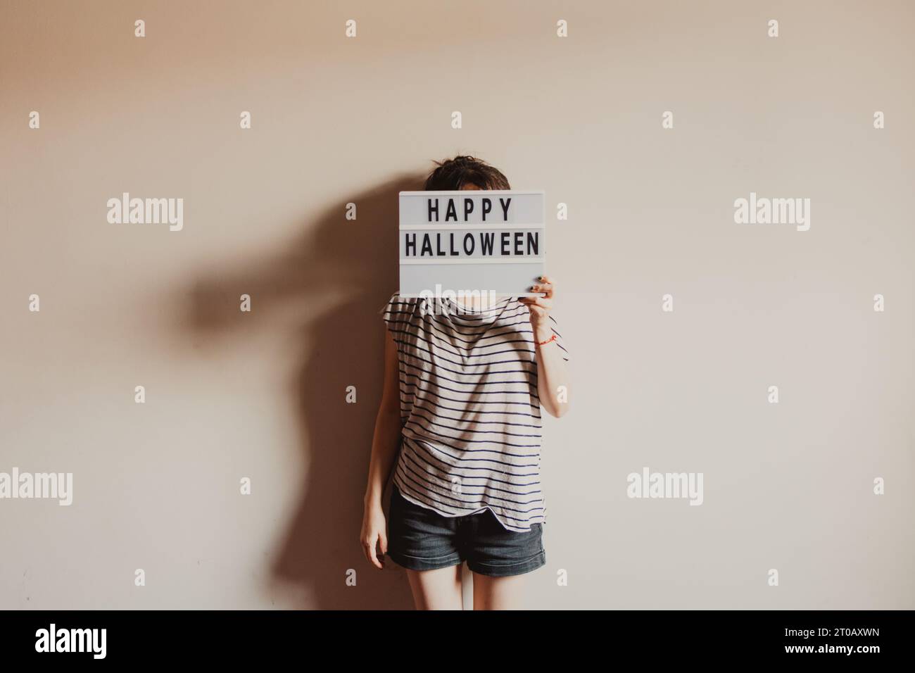 donna che tiene un felice halloween Foto Stock