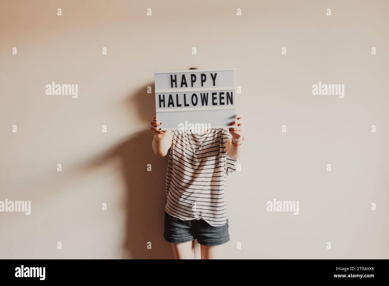 giovane donna che desidera un felice halloween Foto Stock