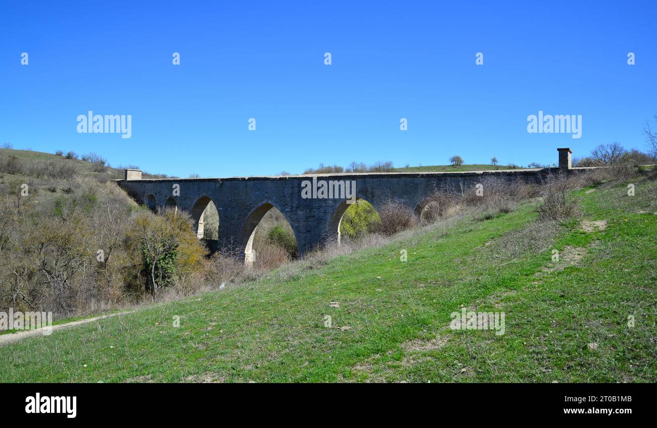 Situato a Edirne, Turchia, l'acquedotto di Yedigoz fu costruito da Mimar Sinan nel XVI secolo. Foto Stock