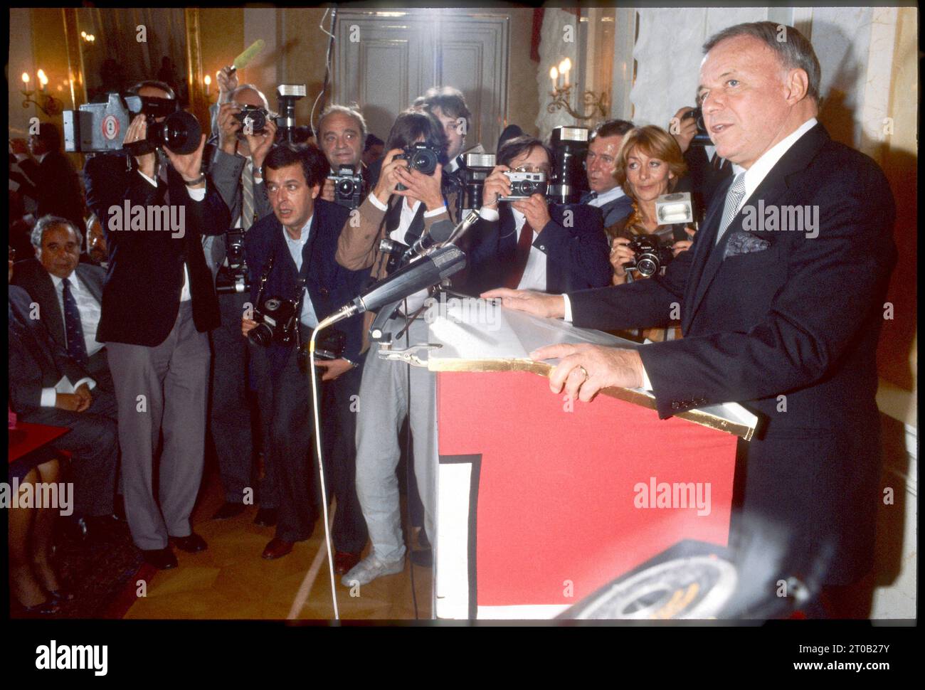 Zahlreich angetreten, die heimische Konkurrenz und Kollegenschaft u. von links nach rechts Rudolf Rudi BLAHA, Hubert KLUGER, Edwin WALTER, Udo SCHREIBER, Norbert Kössler und dutzende mehr Fotos: Leopold NEKULA/VIENNAREPORT e. U. âÖï Frank SINATRA Ehrung und Benefizkonzkonz2. Oktober 1984, Wien, Unterrichtsministerium, Stadthalle.  ¹ï AM 2. Oktober 1984 erlebte die Wiener Stadthalle etwas ganz Besonderes: Musik-legende Frank Sinatra Gab ein Benefizkonzert zu Gunsten von Licht ins Dunkel. Doch er trat nicht nur unentgeltlich auf, er bezahlte auch noch Reise und Aufenthalt selbst. DAS Mikr Foto Stock Zahlreich angetreten, die heimische Konkurrenz und Kollegenschaft u. von links nach rechts Rudolf Rudi BLAHA, Hubert KLUGER, Edwin WALTER, Udo SCHREIBER, Norbert Kössler und dutzende mehr Fotos: Leopold NEKULA/VIENNAREPORT e. U. âÖï Frank SINATRA Ehrung und Benefizkonzkonz2. Oktober 1984, Wien, Unterrichtsministerium, Stadthalle.  ¹ï AM 2. Oktober 1984 erlebte die Wiener Stadthalle etwas ganz Besonderes: Musik-legende Frank Sinatra Gab ein Benefizkonzert zu Gunsten von Licht ins Dunkel. Doch er trat nicht nur unentgeltlich auf, er bezahlte auch noch Reise und Aufenthalt selbst. DAS Mikr Foto Stock