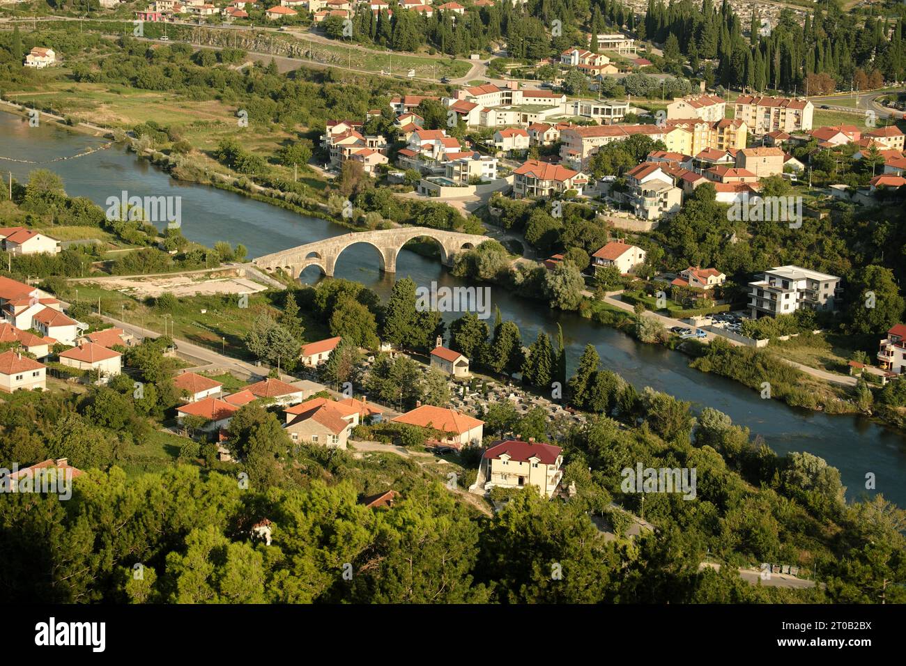 Vista aerea del fiume Trebisnjica e del ponte ottomano di Arslanagica nella città di Trebinje, Bosnia ed Erzegovina Foto Stock
