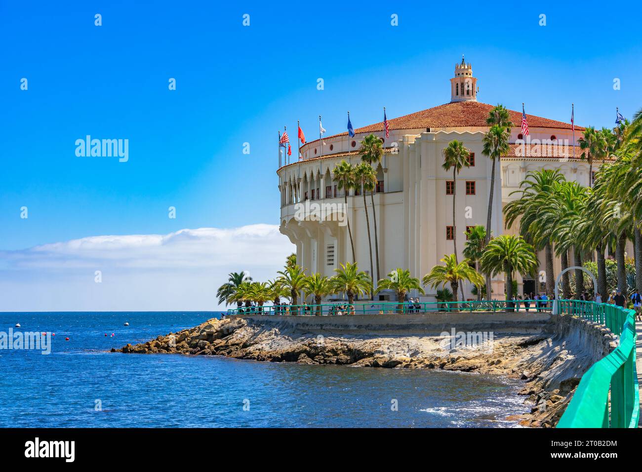 Avalon, CA, USA - 13 settembre 2023: Visita l'edificio del casinò di Catalina e i sentieri per passeggiate dall'area di Descanso Bay ad Avalon, California. Foto Stock