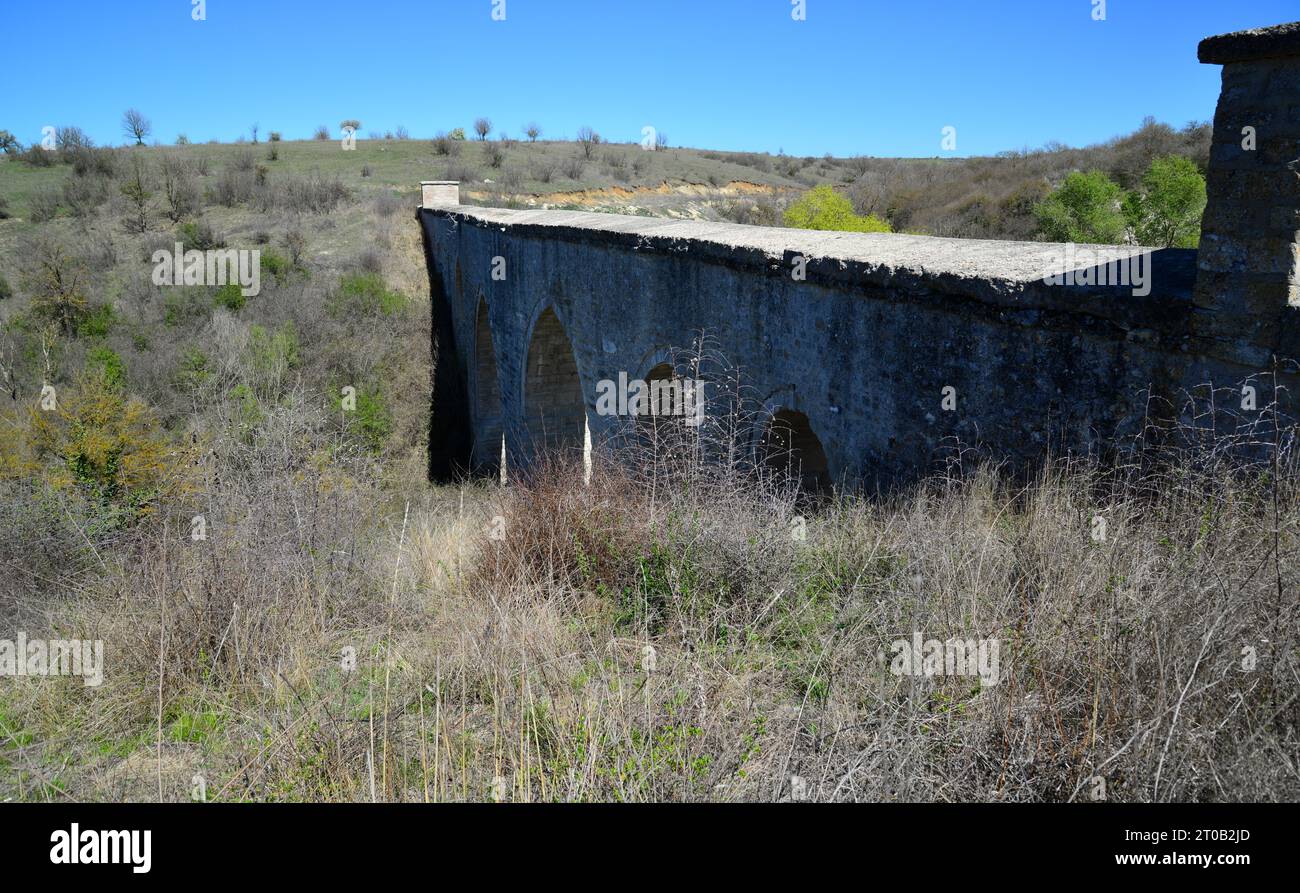 Situato a Edirne, Turchia, l'acquedotto di Yedigoz fu costruito da Mimar Sinan nel XVI secolo. Foto Stock