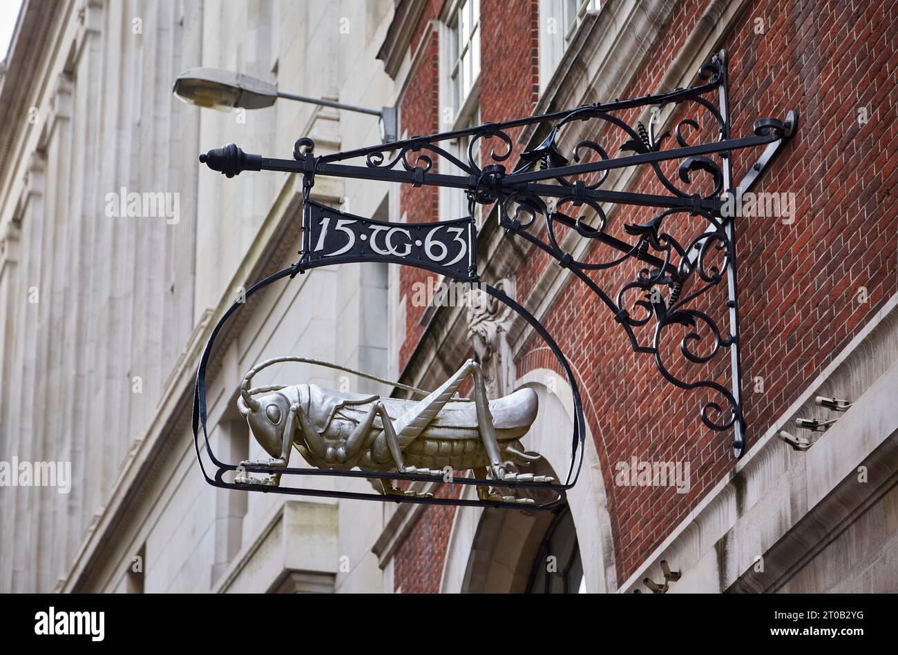 La cavalletta, simbolo dell'industria e emblema personale di Sir Thomas Gresham che fondò il Royal Exchange, Lombard Street, Londra. Foto Stock