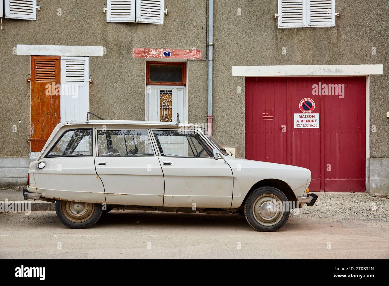 La Citroen ami 6 è parcheggiata in una strada tranquilla, in Francia Foto Stock