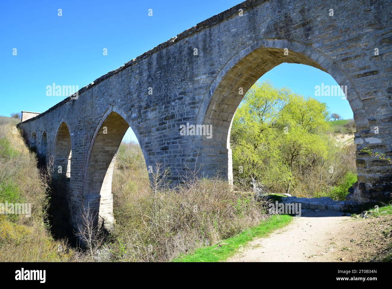 Situato a Edirne, Turchia, l'acquedotto di Yedigoz fu costruito da Mimar Sinan nel XVI secolo. Foto Stock