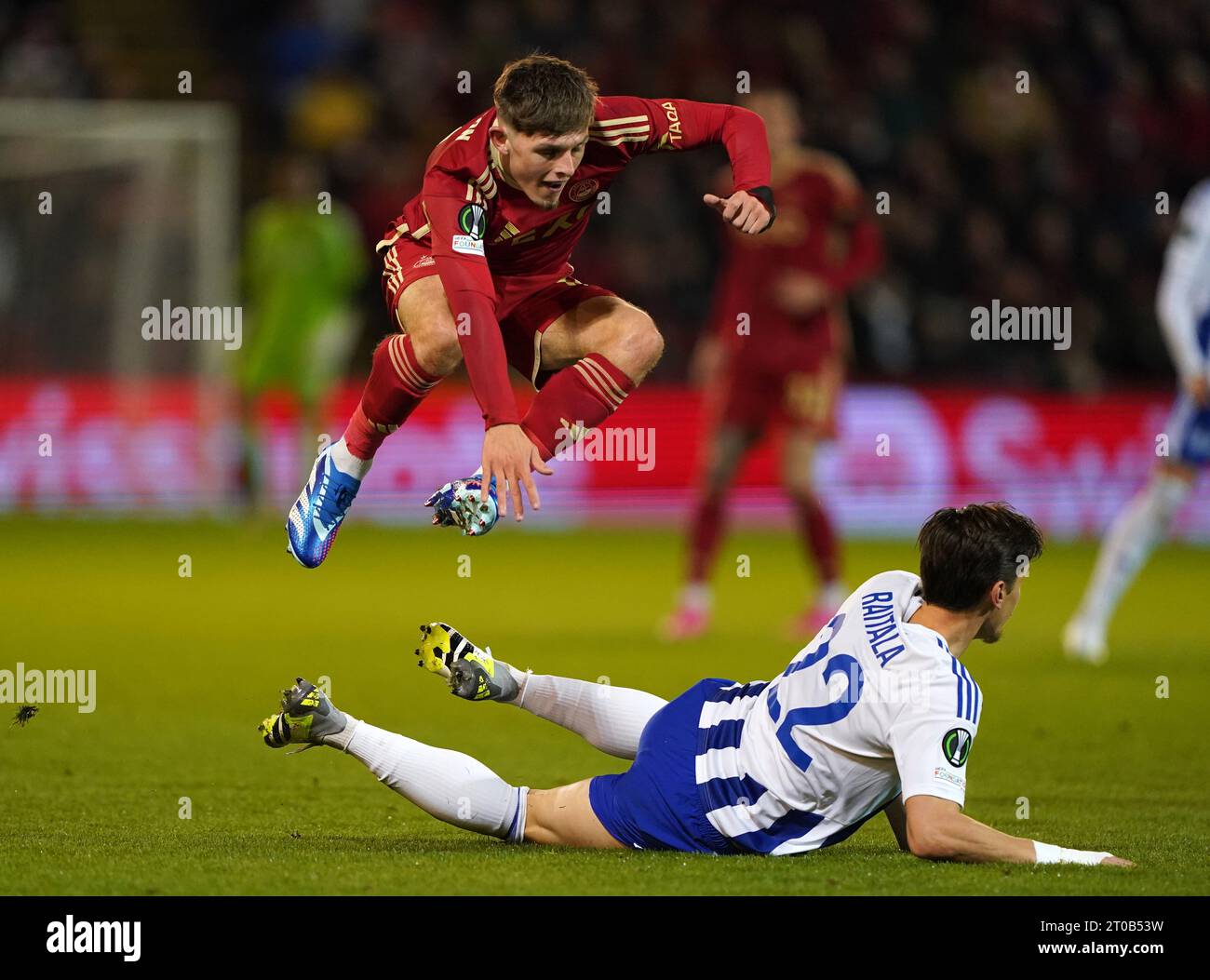 Leighton Clarkson di Aberdeen (top) e Jukka Raitala di HJK Helsinki si scontrano per il pallone durante la partita di UEFA Europa Conference League gruppo G al Pittodrie Stadium di Aberdeen. Data immagine: Giovedì 5 ottobre 2023. Foto Stock