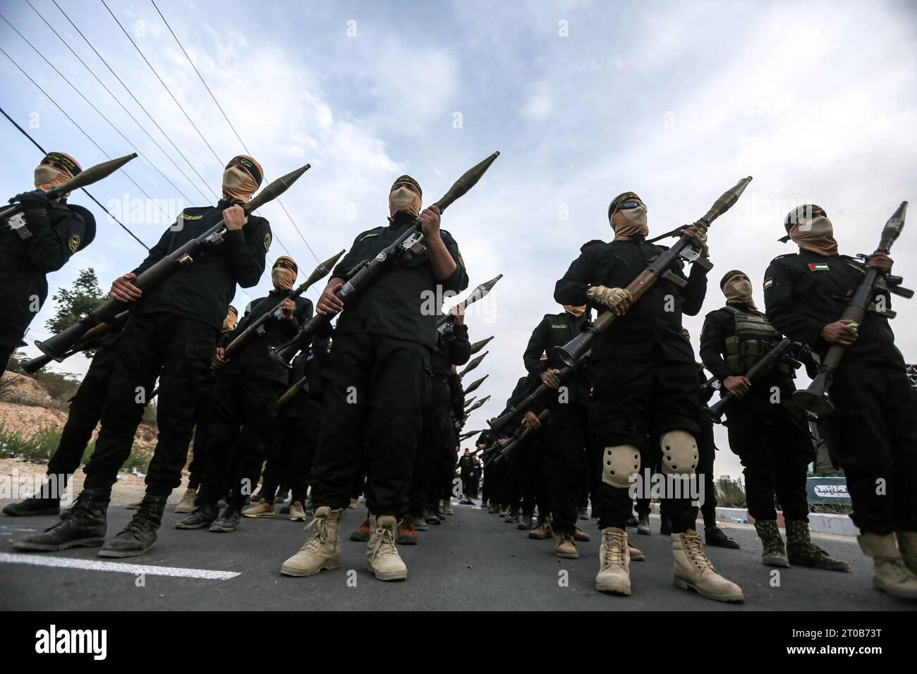 Gaza, Palestina. 4 ottobre 2023. I membri delle Brigate al-Quds, l'ala militare del movimento della Jihad islamica, partecipano a una parata militare anti-Israele in occasione del 36° anniversario della fondazione del movimento nella città di Gaza. (Foto di Yousef Masoud/SOPA Images/Sipa USA) credito: SIPA USA/Alamy Live News Foto Stock