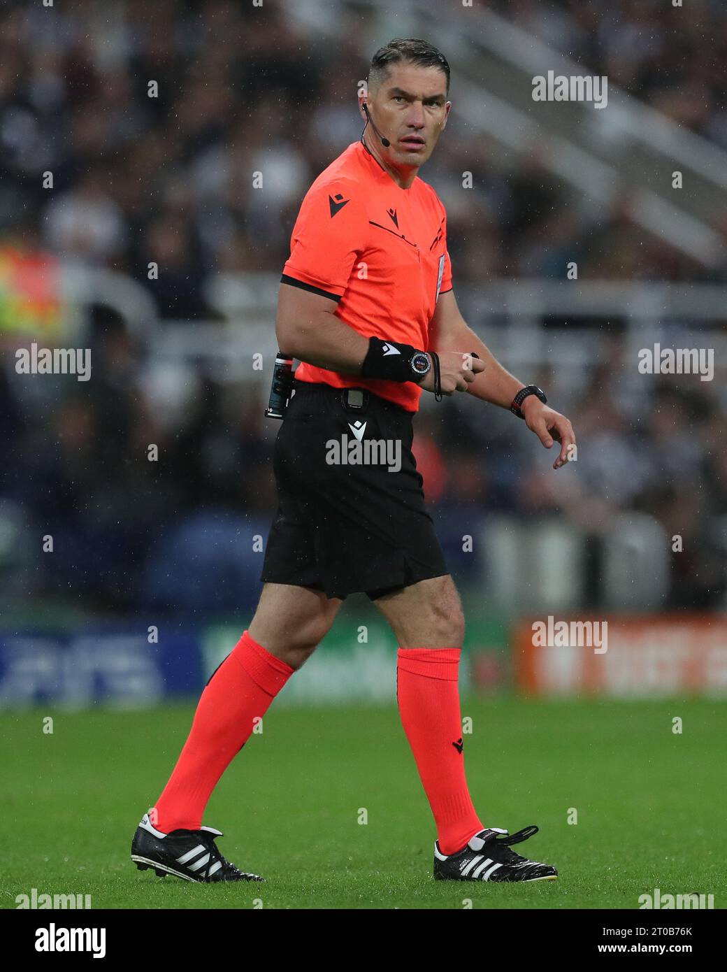 L'arbitro di partita Istvan Kovacs durante la partita del gruppo F di UEFA Champions League tra Newcastle United e Paris St Germain a St. James's Park, Newcastle mercoledì 4 ottobre 2023. (Foto: Mark Fletcher | mi News) crediti: MI News & Sport /Alamy Live News Foto Stock
