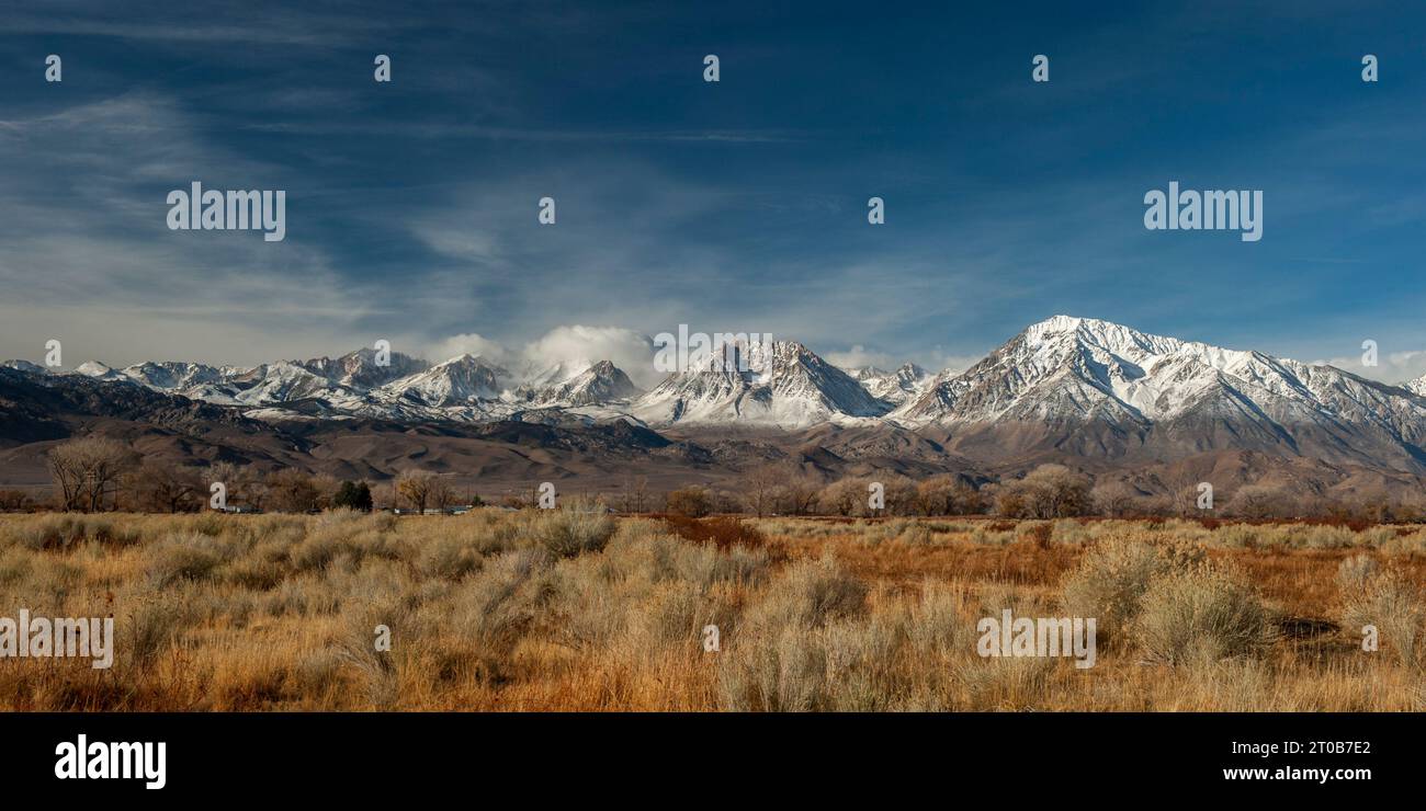 Neve nuova sulle montagne della Sierra Nevada, vista da Bishop, California. A destra del centro si trova Basin Mountain; sul bordo destro si trova il monte Tom. Foto Stock