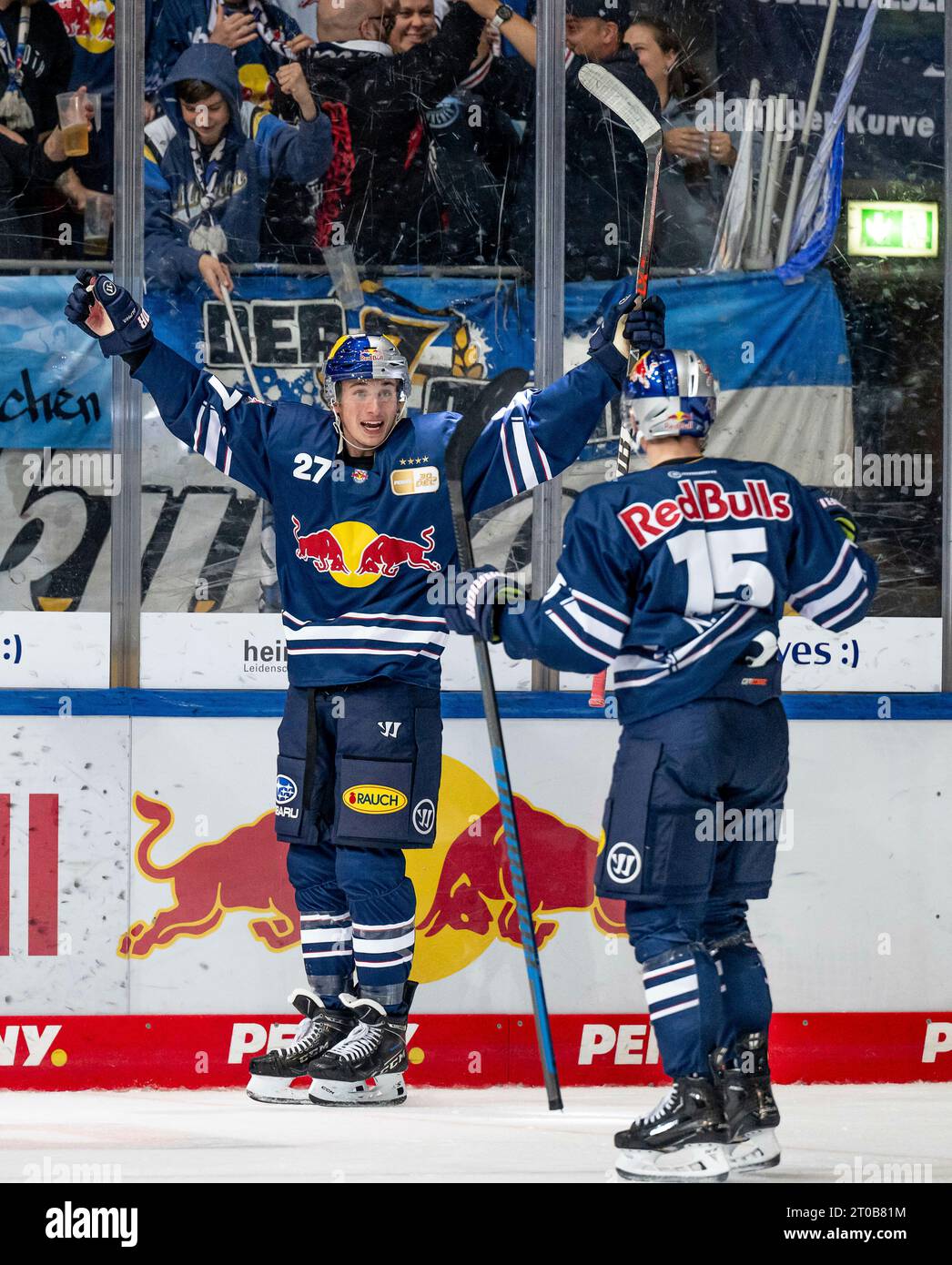 Muenchen, Deutschland. 5 ottobre 2023. Nikolaus Heigl (EHC Red Bull Muenchen, n. 15) bejubelt mit Veit Oswald (EHC Red Bull Muenchen, n. 27) dessen erstes DEL - Tor zum 3:0. EHC Red Bull Muenchen gegen Iserlohn Roosters, Eishockey, DEL, 8. Spieltag, Saison 2023/2024, 05.10.2023. Foto: Eibner-Pressefoto/Feiner Credit: dpa/Alamy Live News Foto Stock