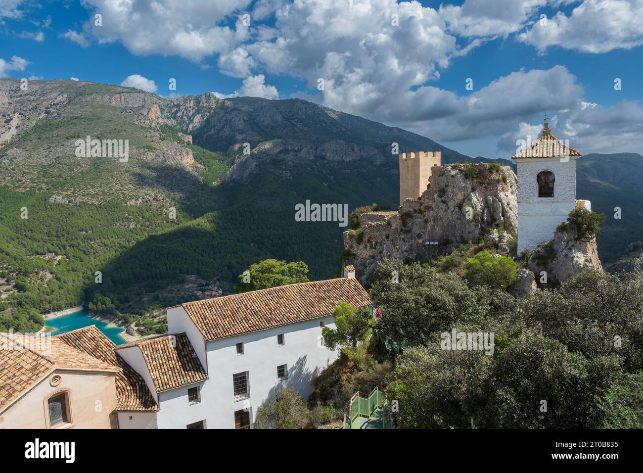 Il villaggio di El Castell de Guadalest è considerato il villaggio più visitato della provincia spagnola di Alicante. Foto Stock