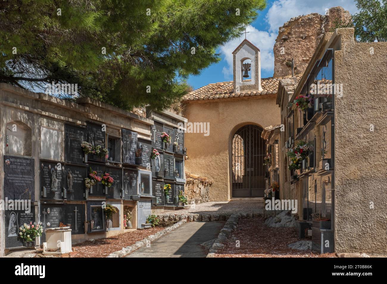 Il cimitero del villaggio di El Castell de Guadalest è considerato il villaggio più visitato della provincia spagnola di Alicante Foto Stock