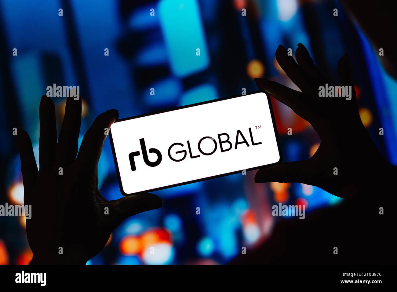 Brasile. 5 ottobre 2023. In questa immagine, il logo RB Global viene visualizzato sullo schermo dello smartphone. (Foto di Rafael Henrique/SOPA Images/Sipa USA) **** esclusivamente a scopo editoriale *** credito: SIPA USA/Alamy Live News Foto Stock