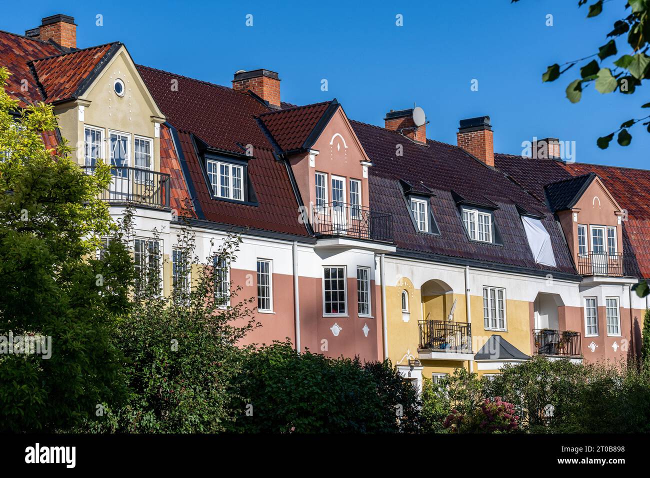 Case a file in stile inglese sulla passeggiata meridionale all'inizio di ottobre 2023 a Norrköping, Svezia Foto Stock