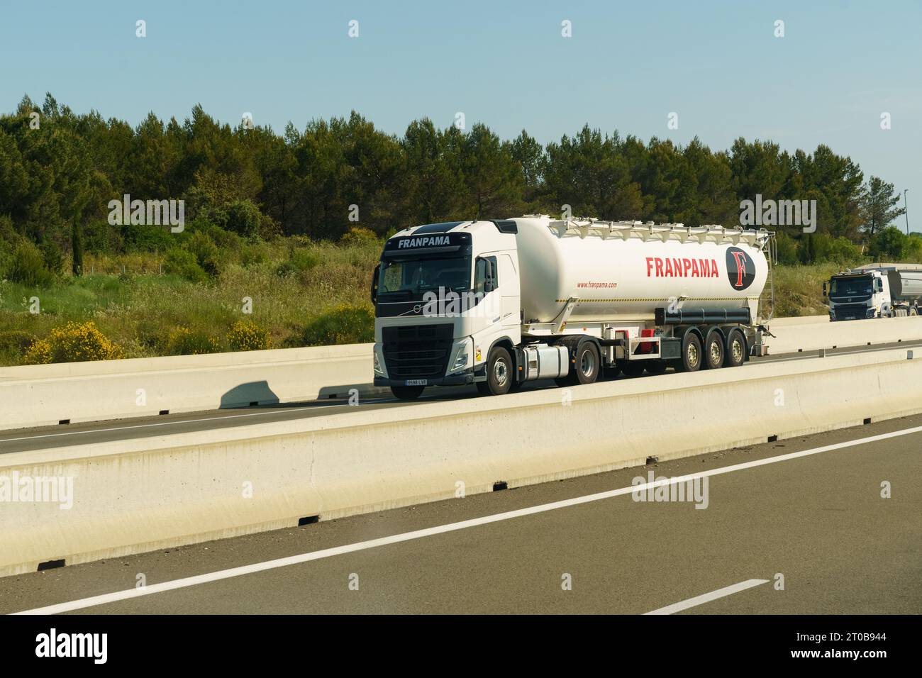 Vienne, Francia - 16 maggio 2023: Trasporto di prodotti chimici liquidi su strada lungo l'autostrada. Concetto di logistica. Foto Stock