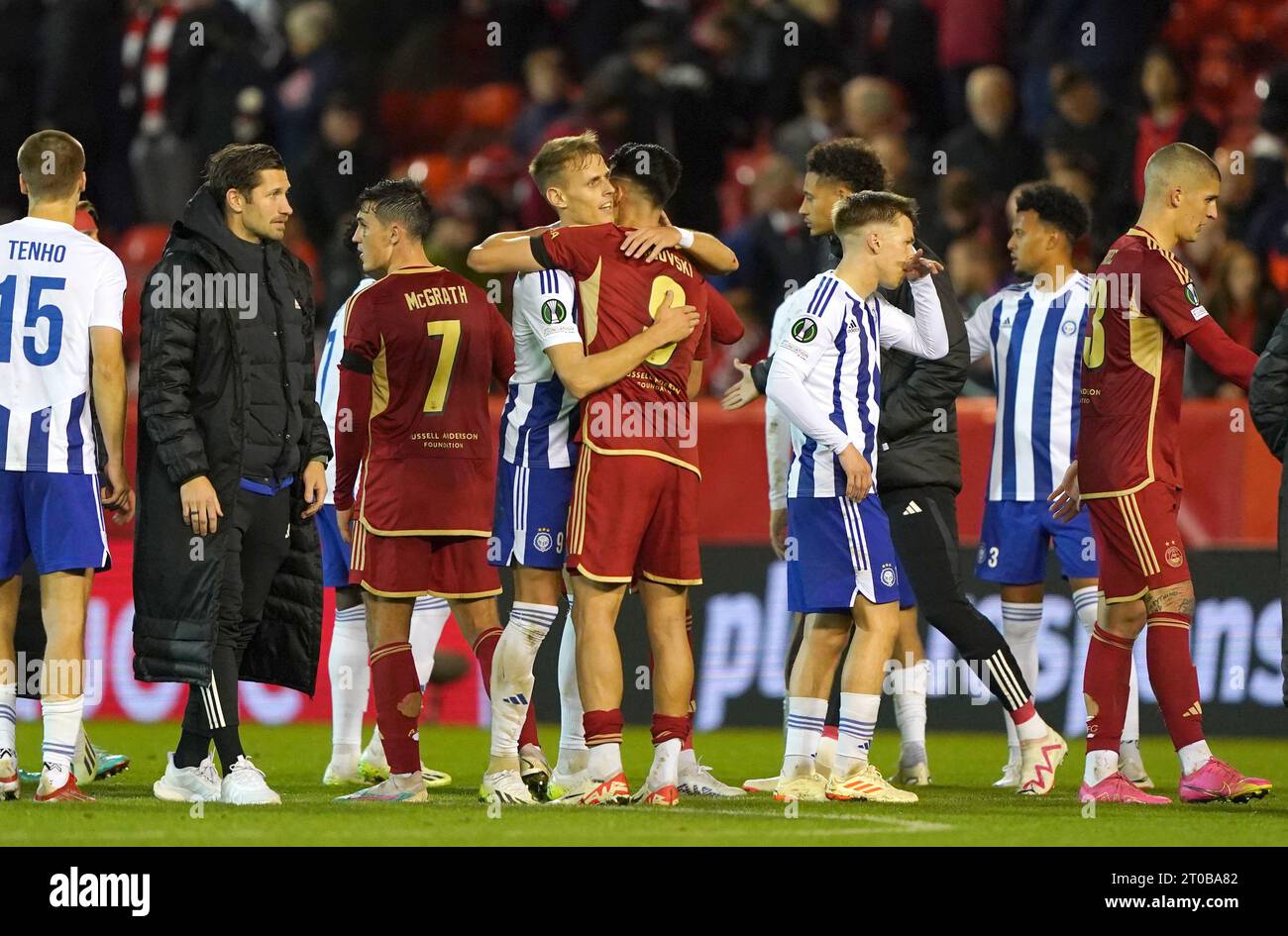 Bojan Miovski dell'Aberdeen (centro destra) e Bojan Radulovic dell'HJK Helsinki dopo la partita del gruppo G della UEFA Europa Conference League al Pittodrie Stadium di Aberdeen. Data immagine: Giovedì 5 ottobre 2023. Foto Stock