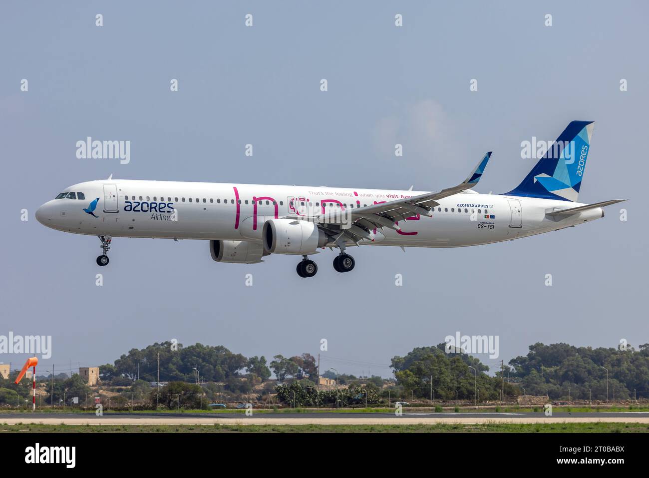 Azores Airlines Airbus A321-253NX (REG: CS-TSI) arriva a terra per la manutenzione presso LTM. Foto Stock