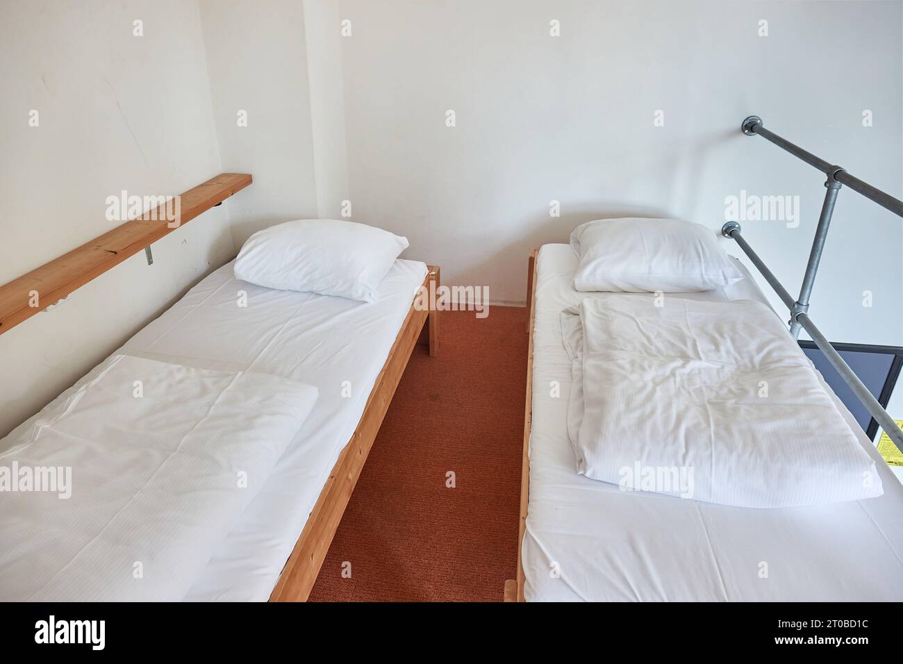 Camera dormitorio con letti semplici Foto Stock