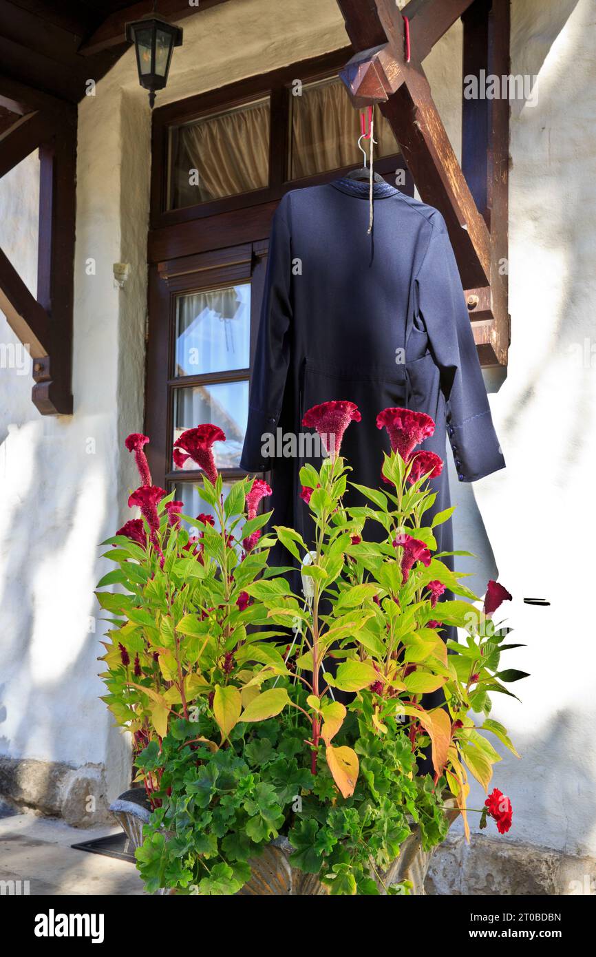 Un cassock nero di un prete ortodosso orientale che si asciugava al sole nel monastero di Capriana a Capriana, Moldavia Foto Stock
