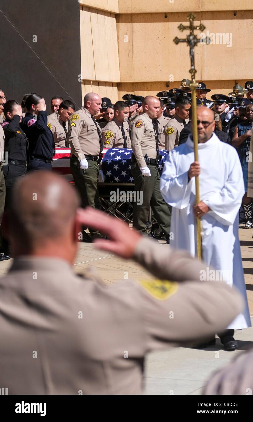 Los Angeles, Stati Uniti. 5 ottobre 2023. La bara del vice dello sceriffo di Los Angeles, Ryan Clinkunbroomer, viene portata a termine nella Cattedrale di nostra Signora degli Angeli. Clinkunbroomer e' stato ucciso nel suo veicolo di pattuglia il mese scorso vicino a Palmdale, California. Credito: SOPA Images Limited/Alamy Live News Foto Stock