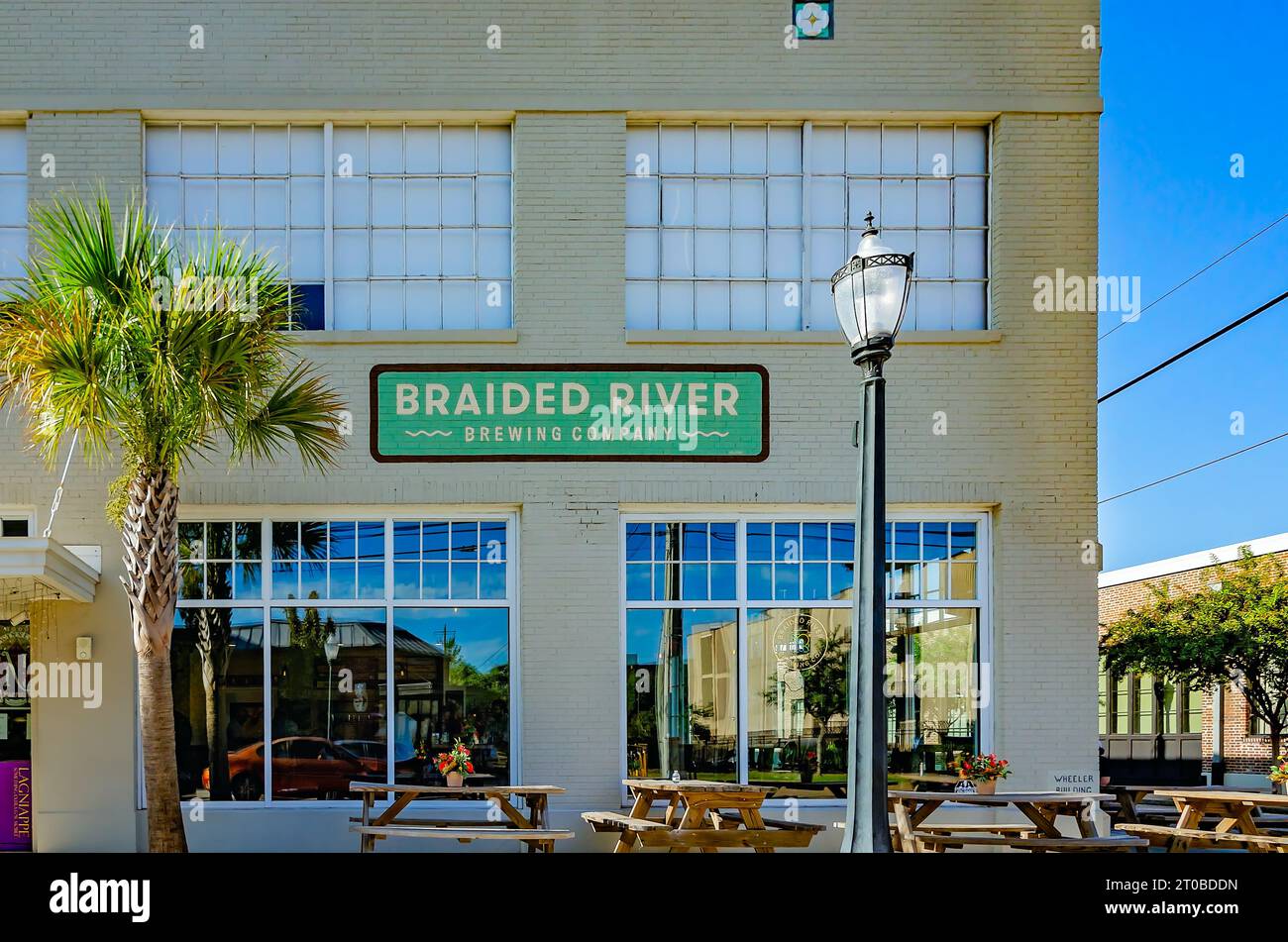 Braided River Brewing Company è nella foto, 30 settembre 2023, a Mobile, Alabama. La birreria ha aperto nel Wheeler Lofts Building nel 2020. Foto Stock