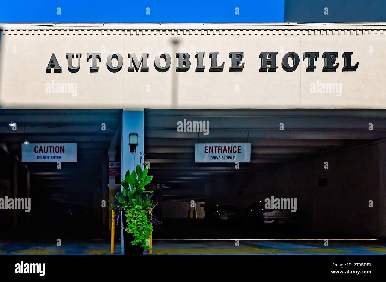 Il garage dell'Automobile Hotel è raffigurato in Royal Street, 30 settembre 2023, a Mobile, Alabama. Foto Stock