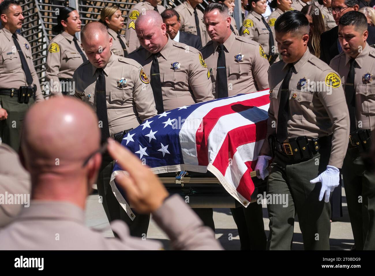 Los Angeles, Stati Uniti. 5 ottobre 2023. La bara del vice dello sceriffo di Los Angeles, Ryan Clinkunbroomer, viene portata a termine nella Cattedrale di nostra Signora degli Angeli. Clinkunbroomer e' stato ucciso nel suo veicolo di pattuglia il mese scorso vicino a Palmdale, California. (Foto di Ringo Chiu/SOPA Images/Sipa USA) credito: SIPA USA/Alamy Live News Foto Stock