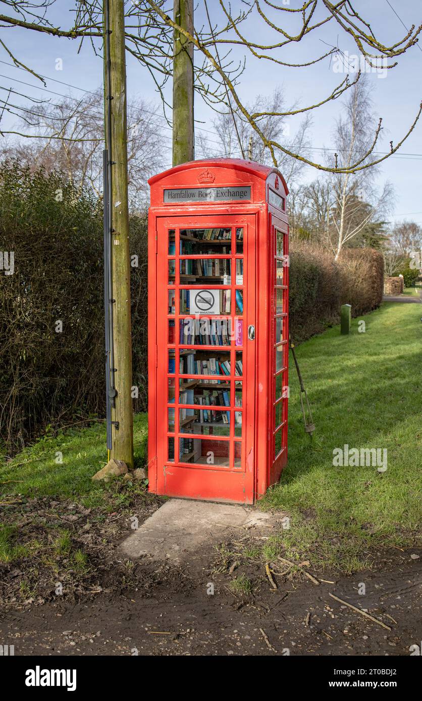 Bristol, Inghilterra Regno Unito - dicembre 28 2022: Vecchia cabina telefonica rossa inglese utilizzata per la condivisione e lo scambio di prenotazioni. Foto Stock