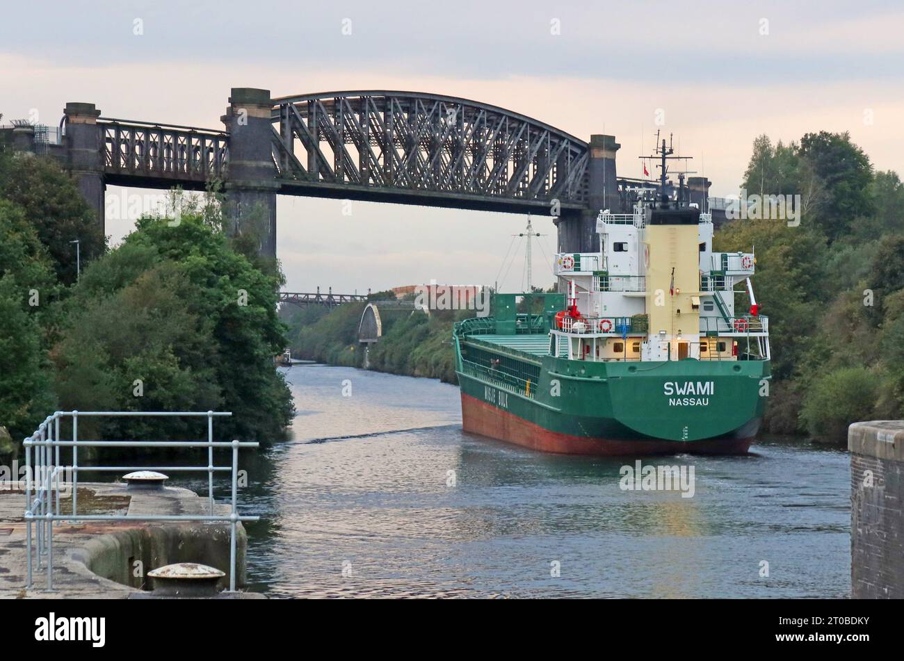 Swami Nassau IMO 9100126 a Latchford navigando verso ovest, Latchford Lock, MSCC, Ship Canal, Warrington, Cheshire, Inghilterra, Regno Unito, WA4 2XT Foto Stock