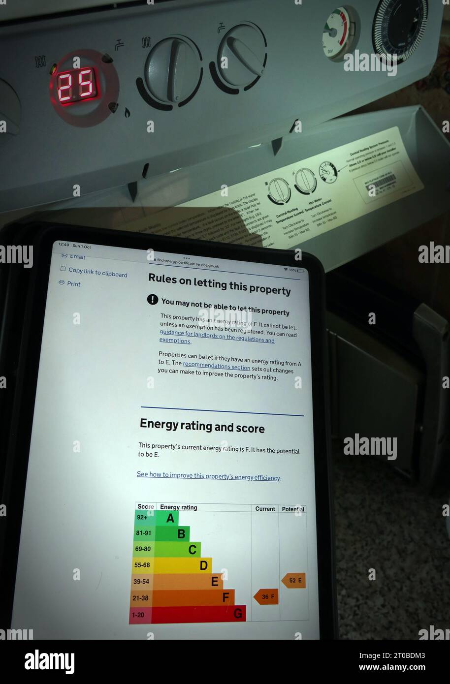 Tablet iPad con EPC per il Regno Unito, classificazione energetica e punteggio, vicino alla caldaia a gas per riscaldamento centralizzato, in proprietà domestica, casa semi-indipendente, Cheshire, Inghilterra, REGNO UNITO Foto Stock