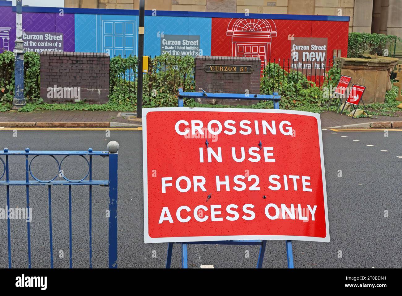 Cartello rosso, attraversamento in uso, solo per HS2 Site, accesso - Science Garden, 1 Curzon St, Birmingham, West Midlands, Regno Unito, B4 7XG Foto Stock