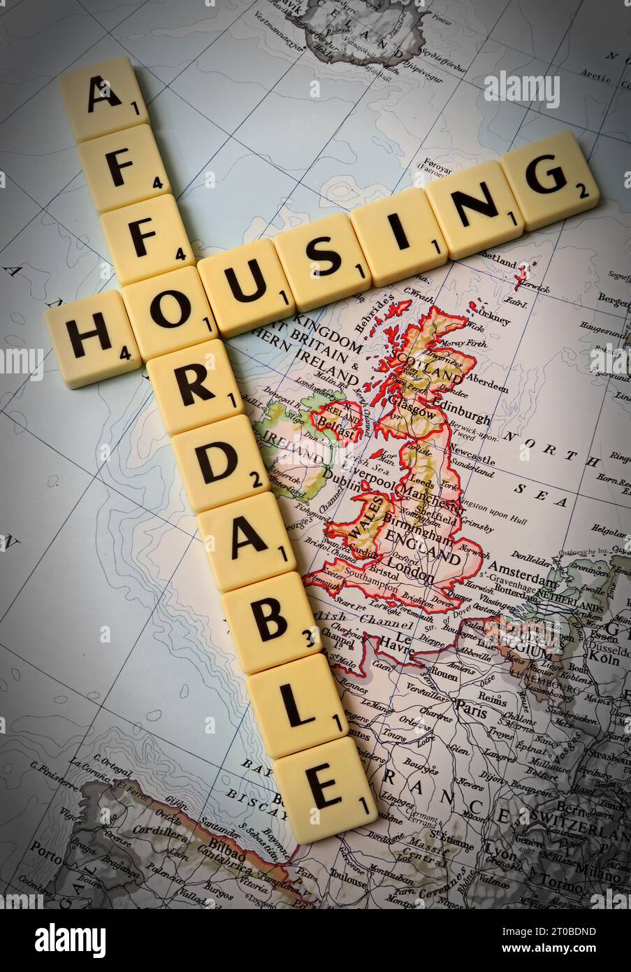 Alloggi economici in lettere Scrabble, su una mappa di Inghilterra, Galles, Scozia, Gran Bretagna, Regno Unito Foto Stock