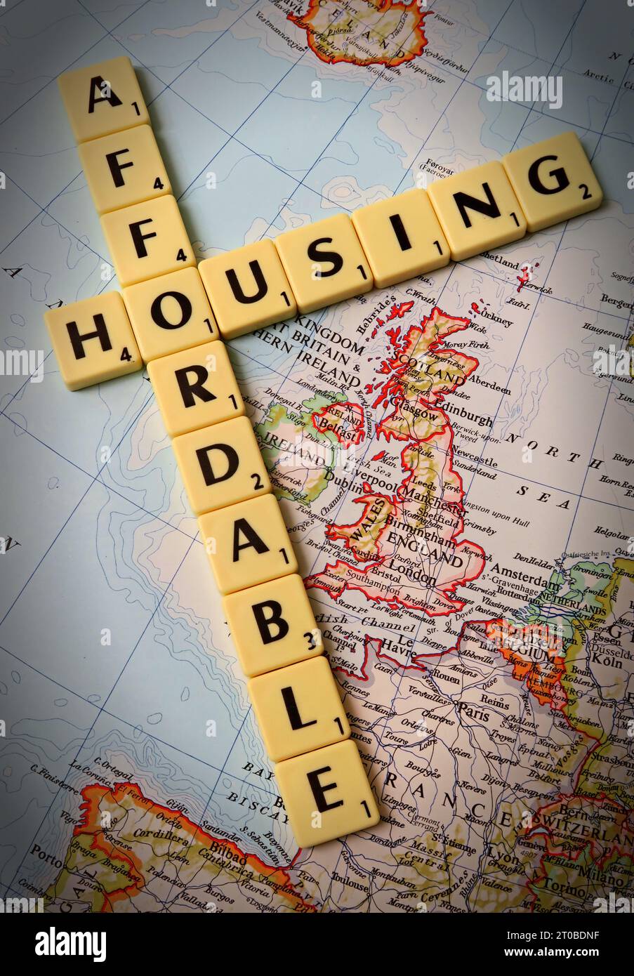 Alloggi economici in lettere Scrabble, su una mappa di Inghilterra, Galles, Scozia, Gran Bretagna, Regno Unito Foto Stock