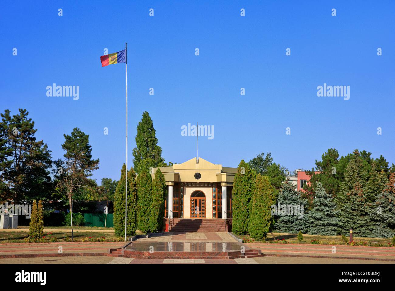 La bandiera nazionale della Moldavia che sorvola con orgoglio il complesso commemorativo dell'eternità (1944) a Chisinau, Moldavia Foto Stock