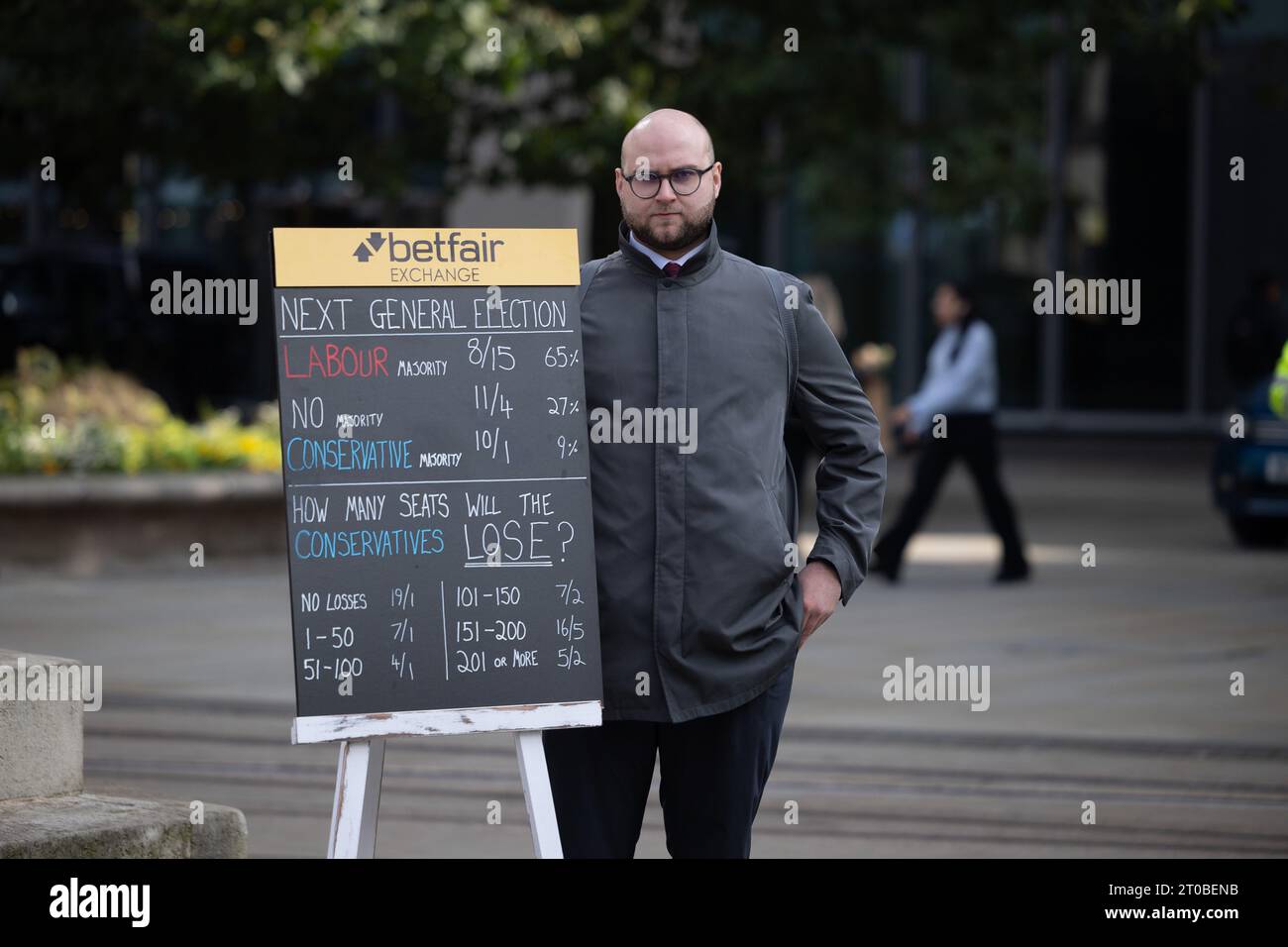 Betfair offre quote per le prossime elezioni generali a St Peter's Square l'ultimo giorno della conferenza del Partito Conservatore al Manchester Central Convention Complex, Manchester, mercoledì 4 ottobre 2023. (Foto: Pat Scaasi | mi News) crediti: MI News & Sport /Alamy Live News Foto Stock