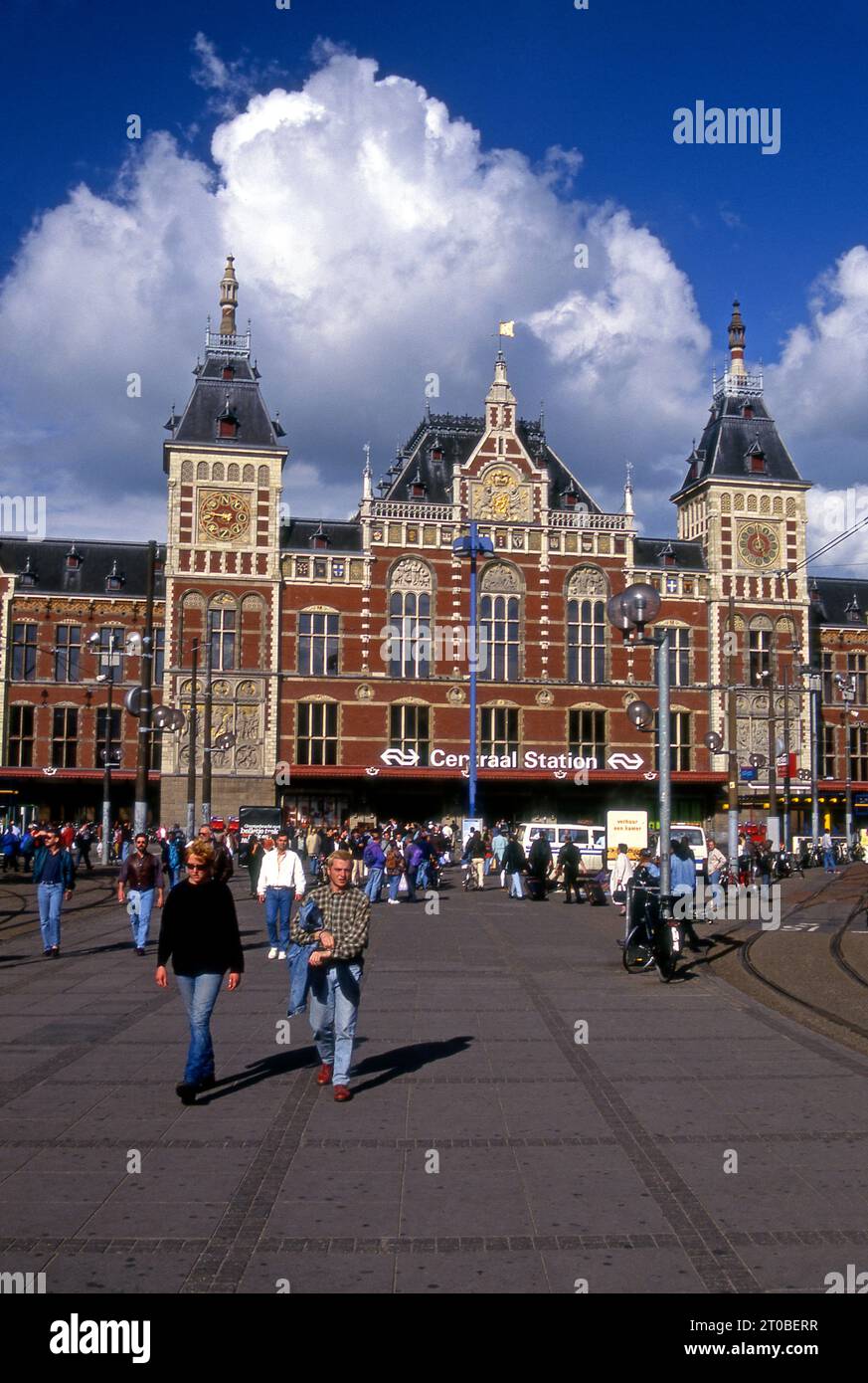 Persone che arrivano ad Amsterdam, Olanda, alla stazione centrale dei treni. Foto Stock