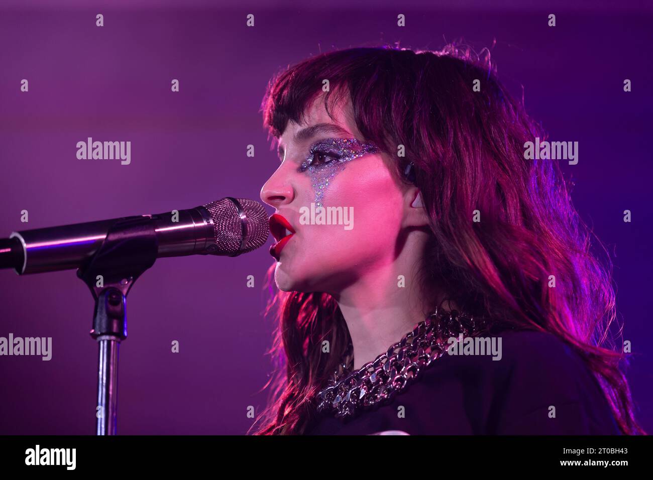 Glasgow, Scozia. 5 ottobre 2023. Lauren Mayberry sul palco durante il primo spettacolo del suo primo tour da solista. Il suo album di debutto da solista Are You Awake? sarà rilasciato questo mese. Foto Stock