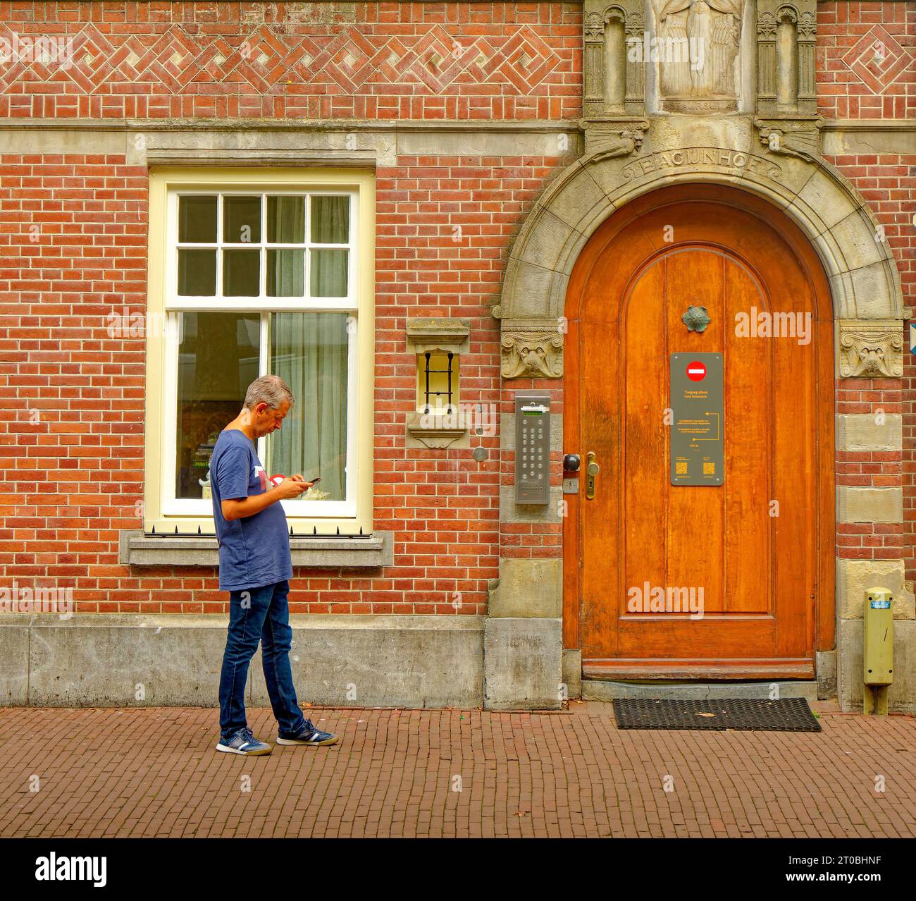 AMSTERDAM, PAESI BASSI - 24 agosto 2023: Amsterdam è la capitale dei Paesi Bassi, nota per il suo patrimonio artistico, l'elaborato sistema di canali e la stretta vicinanza Foto Stock