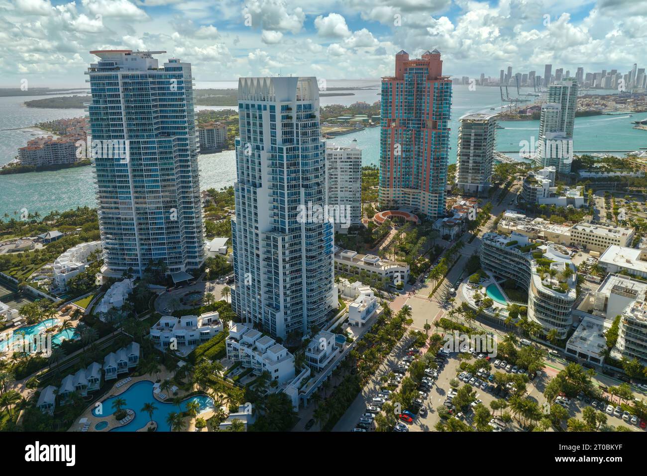 Miami Beach, Florida meridionale, Stati Uniti. Hotel e condomini di lusso. Vista ad alto angolo delle infrastrutture turistiche negli Stati Uniti Foto Stock