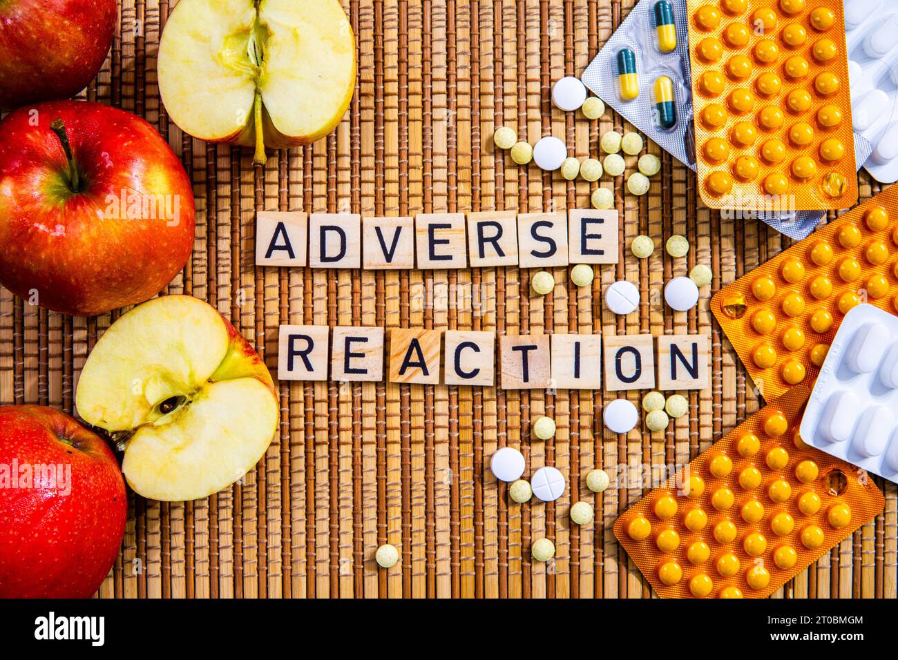 Parola di reazione avversa in lettere mele e farmaci farmaci medicina moderna oppioidi farmaci di crisi Foto Stock
