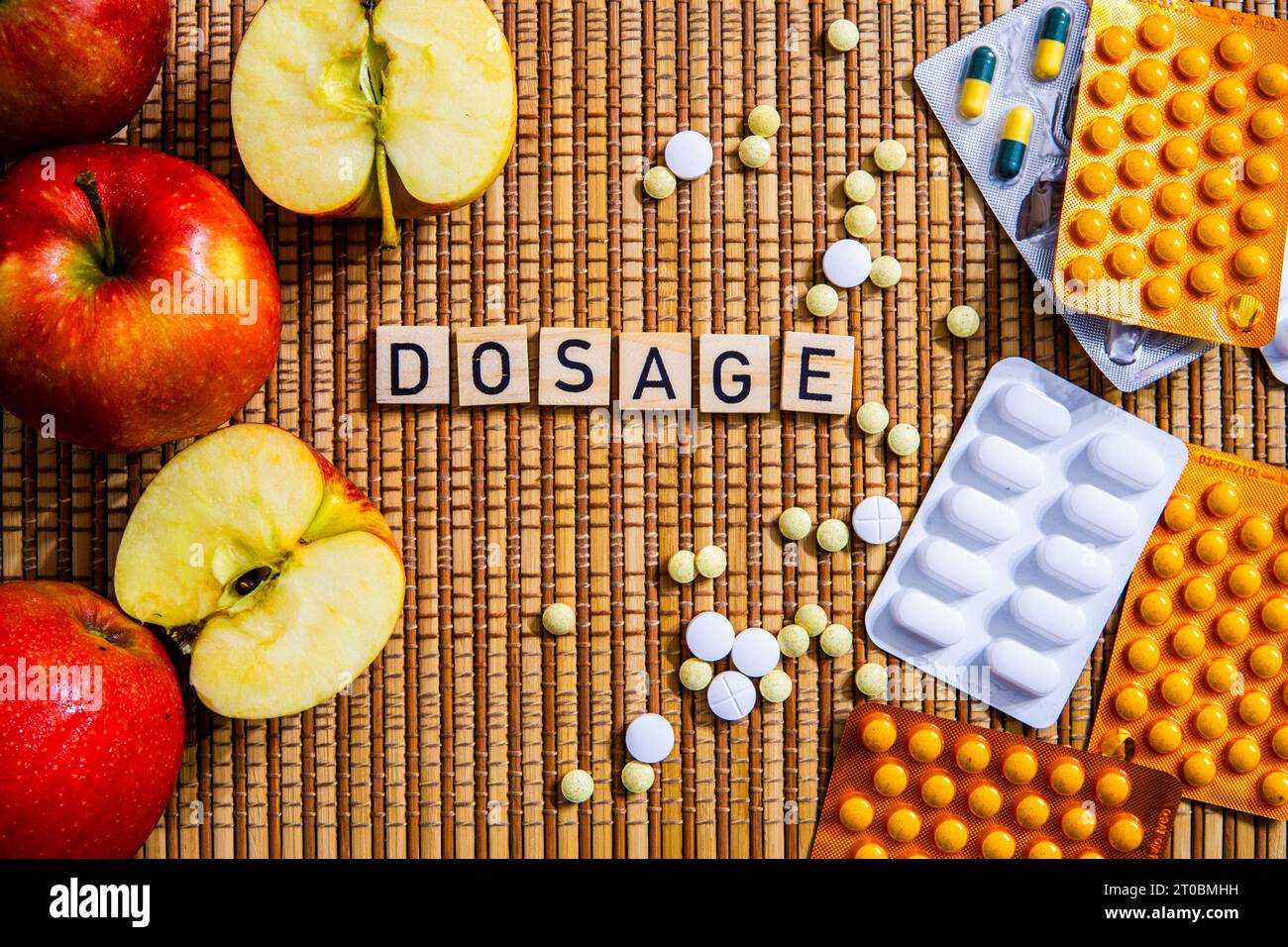 Parola di dosaggio in lettere mele e farmaci farmaci medicina moderna oppioidi farmaci di crisi Foto Stock