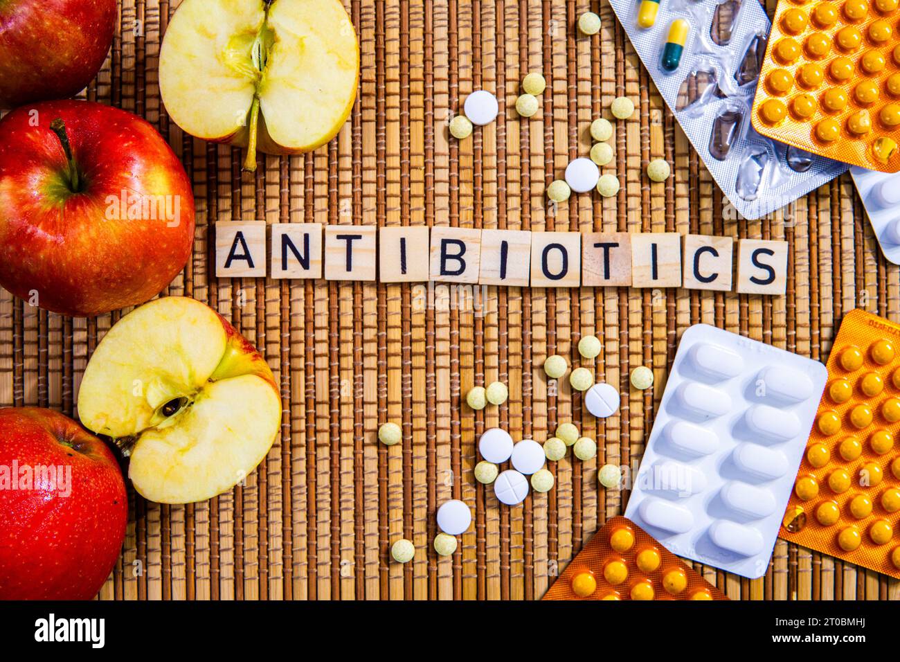 Antibiotici parola in lettere mele e farmaci farmaci medicina moderna oppioidi farmaci di crisi Foto Stock
