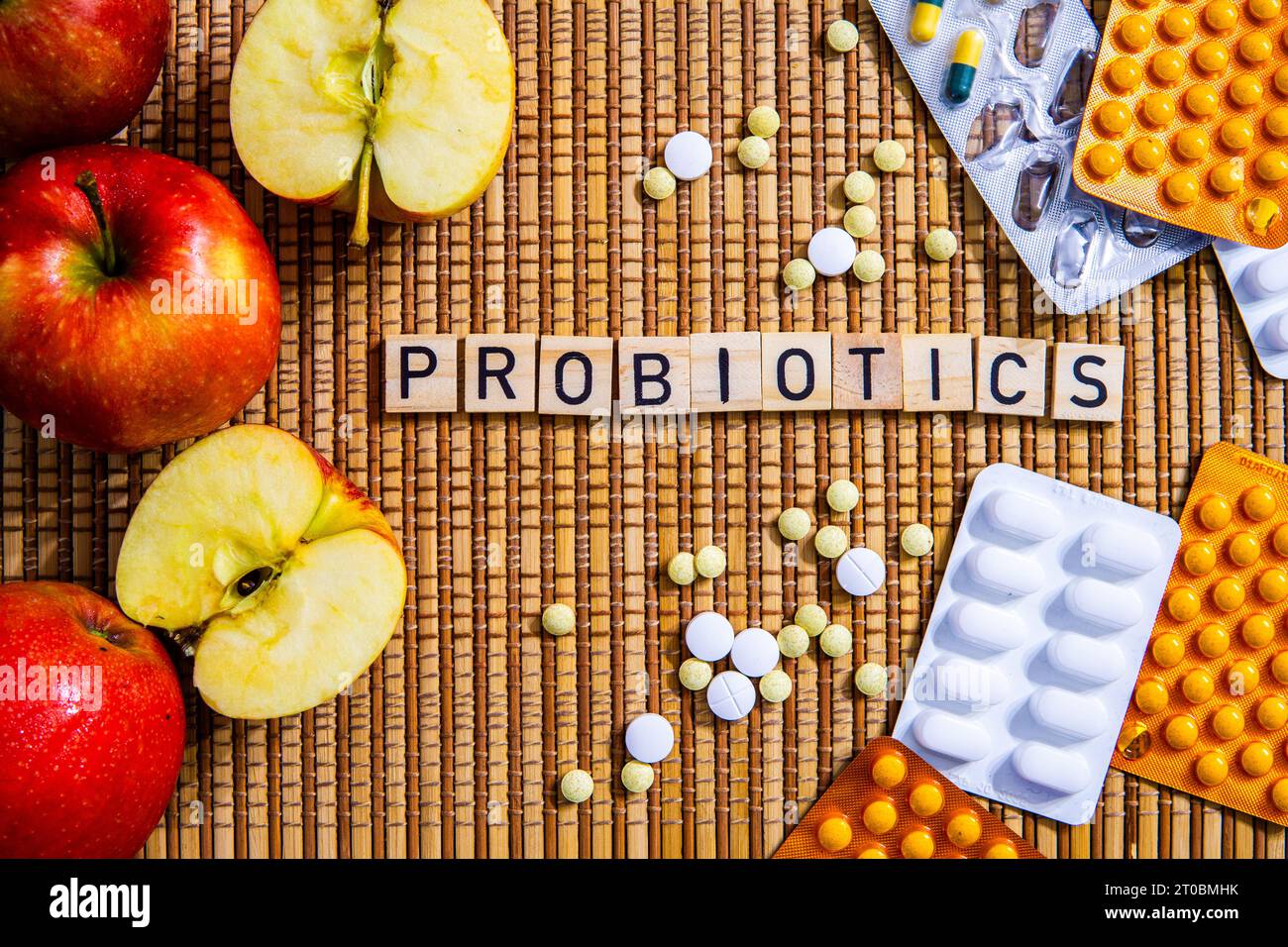 Probiotici parola in lettere mele e farmaci farmaci medicina moderna oppioidi farmaci di crisi Foto Stock
