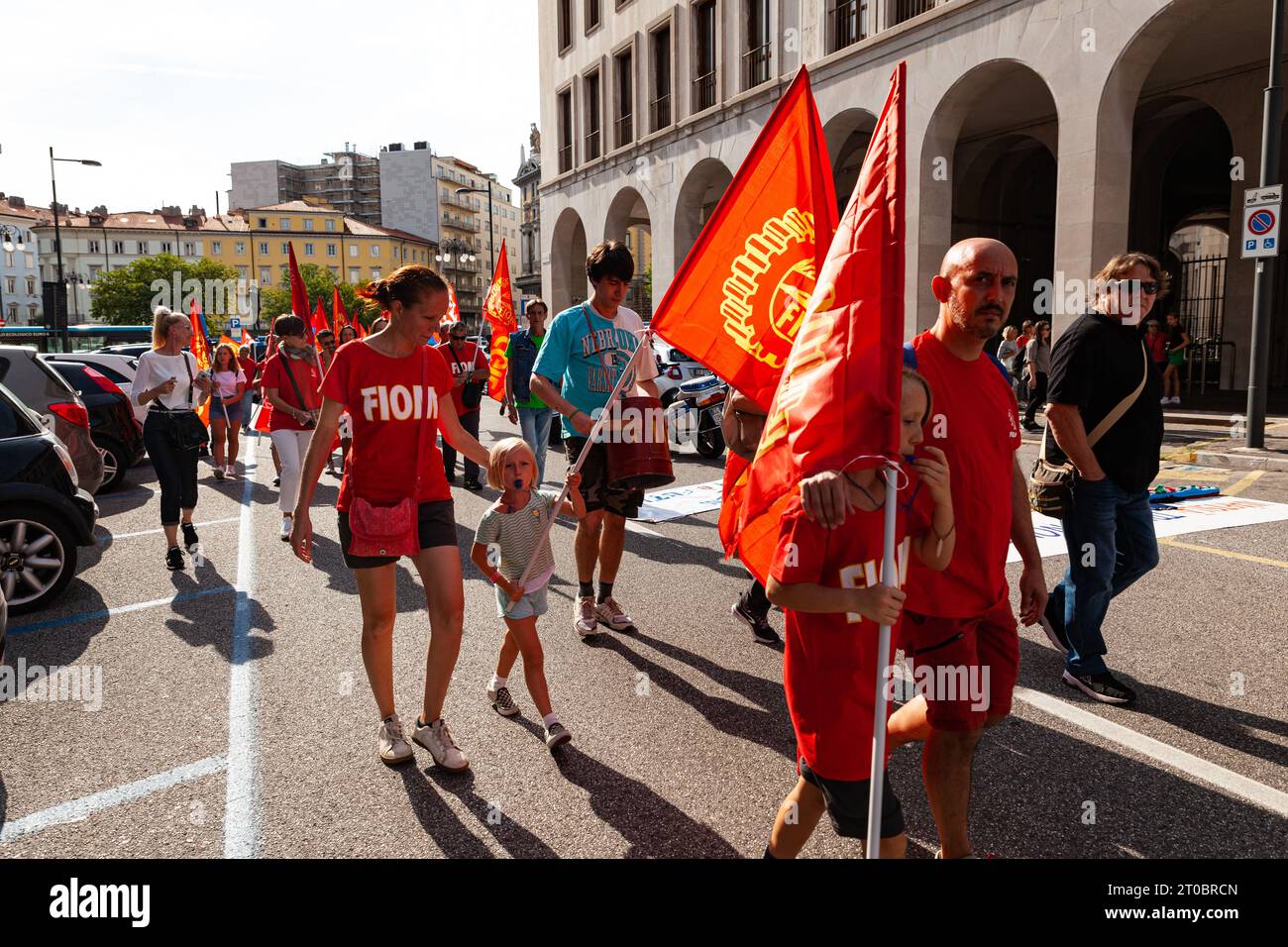Trieste, Italia - 03 settembre 2022: Manifestanti con bandiere dell'Unione Italiana FIOM e CGIL durante la manifestazione contro i licenziamenti dei lavoratori Foto Stock