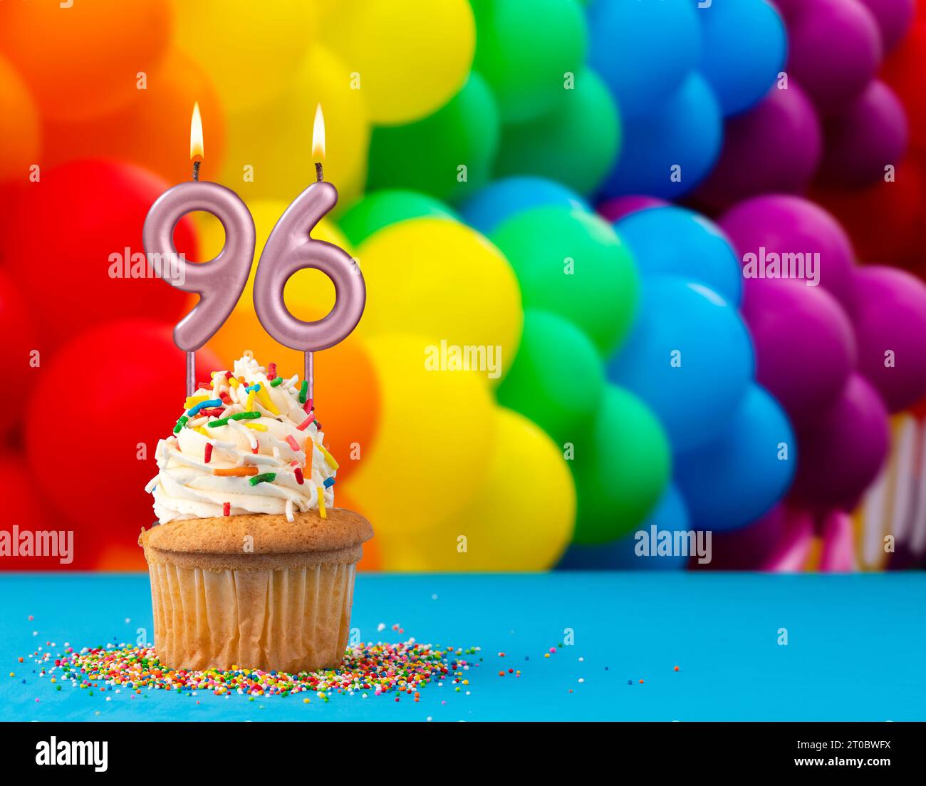 Biglietto di compleanno - candela numero 96 con palloncini colorati della marcia gay Foto Stock